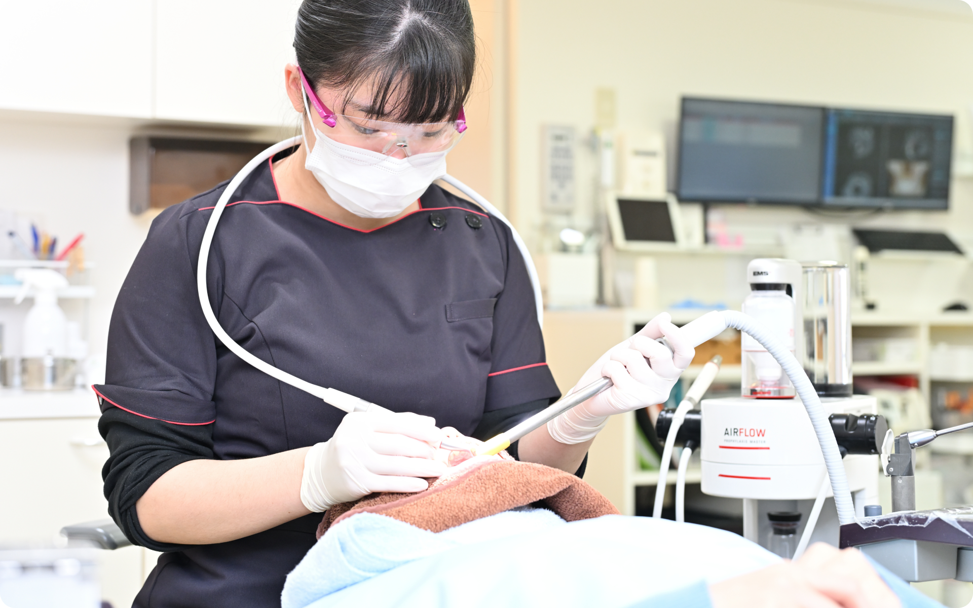 予防歯科の処置を行う歯科衛生士